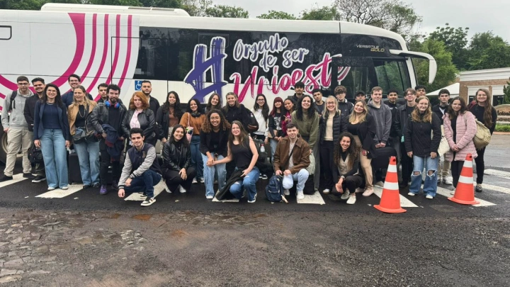 Grupo de estudantes em frente ao ônibus